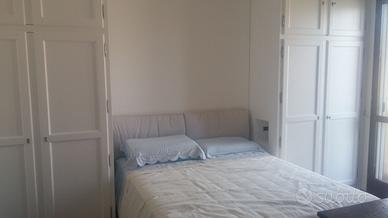 armadiatura a ponte e comodini frassino laccato