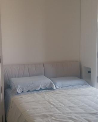 armadiatura a ponte e comodini frassino laccato