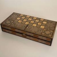 Scatola da gioco in legno intarsiato