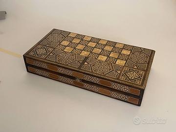 Scatola da gioco in legno intarsiato