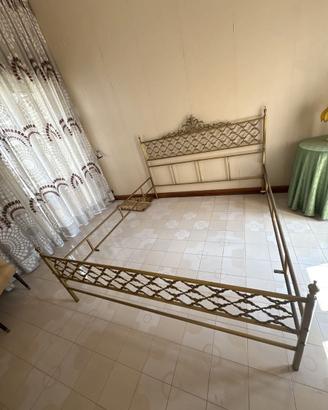 Letto matrimoniale in ottone a reticolo decorativo