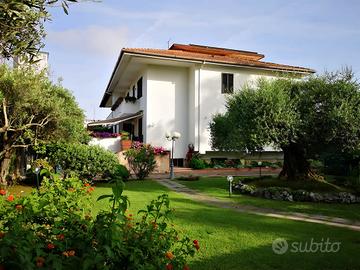 Villa con ampio giardino