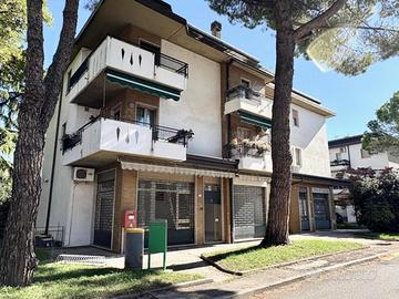 AMPIO SPAZIO COMMERCIALE VETRINATO IN POSIZIONE...