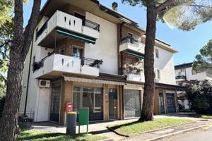 AMPIO SPAZIO COMMERCIALE VETRINATO IN POSIZIONE...