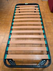 struttura letto di metallo con doghe e piedi