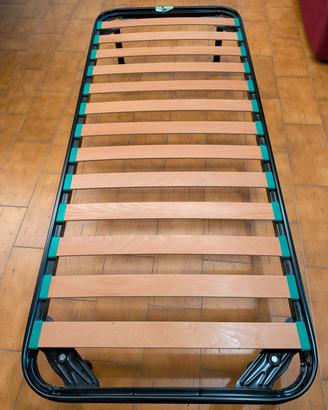 struttura letto di metallo con doghe e piedi