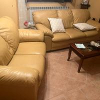 salotto completo di tavolino con vetrina 