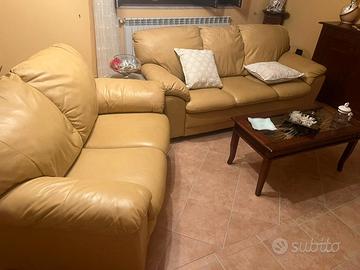 salotto completo di tavolino con vetrina 