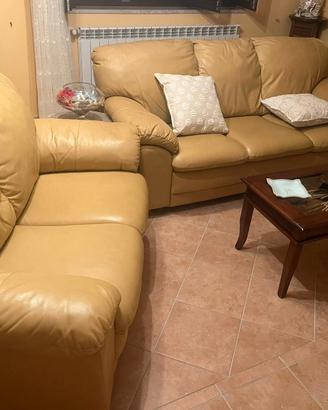 salotto completo di tavolino con vetrina 