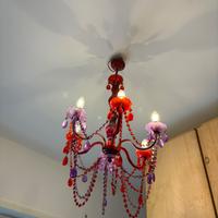 Lampadario viola e rosso