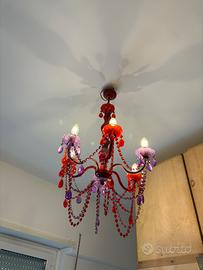 Lampadario viola e rosso
