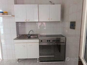 Cucina compatta con lavello e forno in acciaio