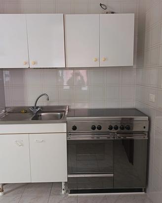 Cucina compatta con lavello e forno in acciaio