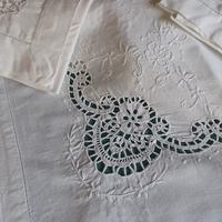 Lenzuolo matrimoniale ricamato a mano con federe