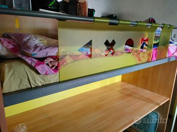 Letto a castello con scrivania e scale contenitore