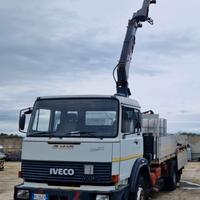 Iveco  180-26 con gru