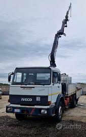 Iveco  180-26 con gru