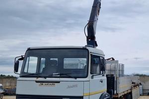 Iveco  180-26 con gru