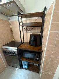 Mobile da cucina con ripiani