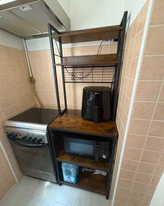 Mobile da cucina con ripiani