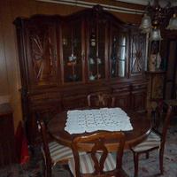 mobile e tavolo con sei sedie da salotto 