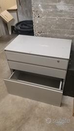 armadietto in metallo per ufficio o officina