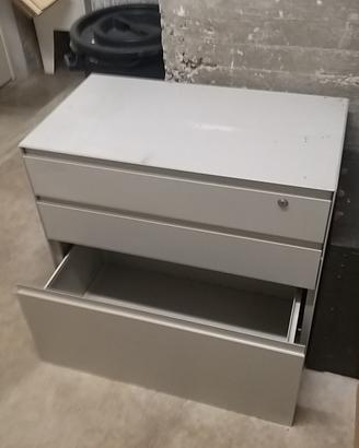 armadietto in metallo per ufficio o officina