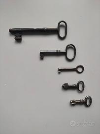 Lotto di 5 chiavi antiche