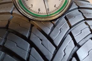2 Gomme SEMINUOVE 185/65-15 92V Bridgestone 4 stag