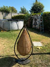 LAMPADA DA TERRA IN FERRO BATTUTO E RATTAN
