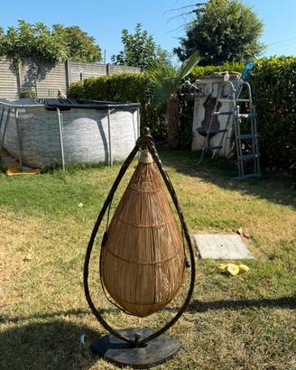 LAMPADA DA TERRA IN FERRO BATTUTO E RATTAN