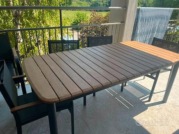 Tavolo da esterno in legno con sedie abbinate