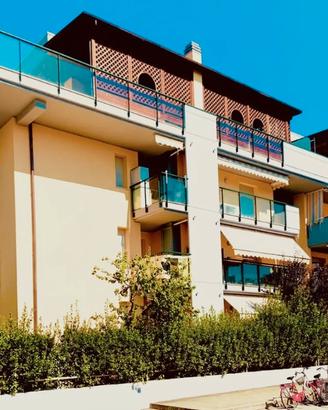Villa Rosa, trilocale fronte mare.