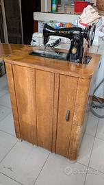 Macchina da cucire Singer con mobiletto in legno