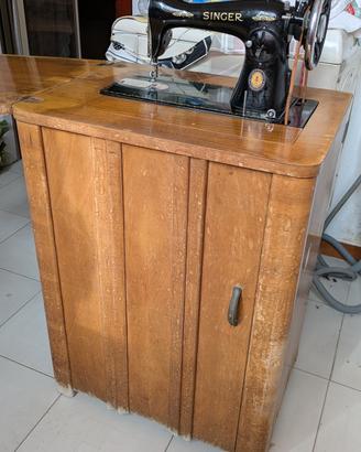 Macchina da cucire Singer con mobiletto in legno