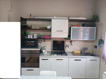 Cucina con elettrodomestici