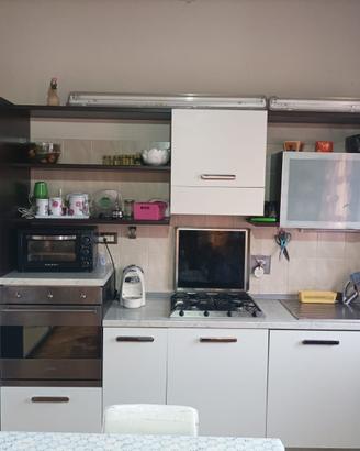 Cucina con elettrodomestici