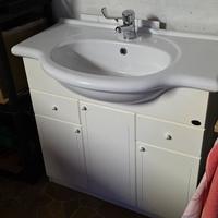 mobiletto bagno con lavandino e miscelatore