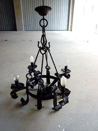 Lampadario in ferro battuto