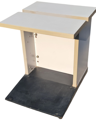Mobile con base in metallo nero