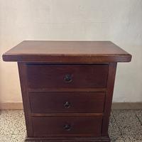 Comodini in legno color noce