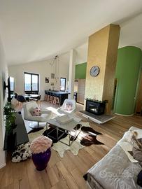 Attico luminoso con doppia vista lago e montagna -