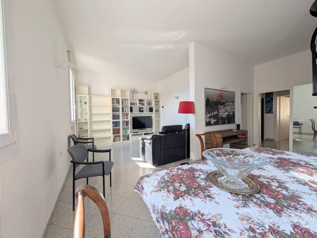 Villa di 237 m² con più di 5 locali e box auto dop - Altro