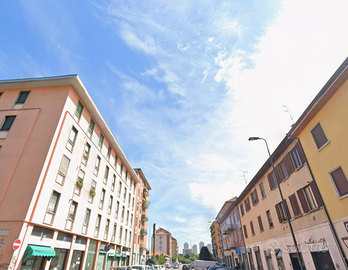 Posto letto in stanza con bagno privato e balcone