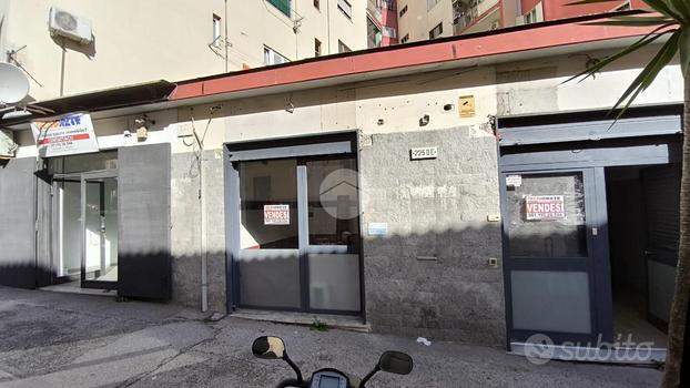 NEGOZIO A NAPOLI