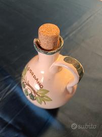 Antica bottiglietta in ceramica fatta a mano