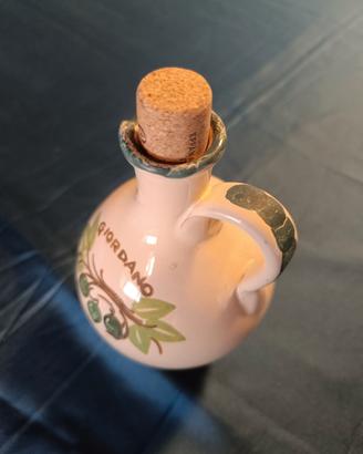 Antica bottiglietta in ceramica fatta a mano