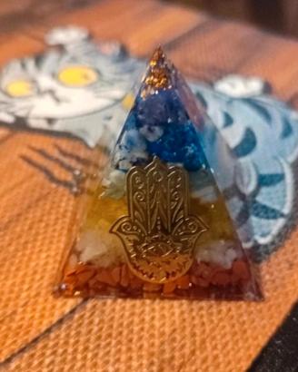 Piramide orgonite simbolo Mano di Fatima
Talismano