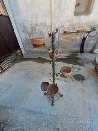 portavasi in ferro battuto con vasi in terracotta