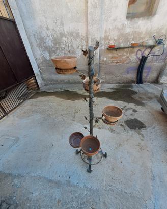 portavasi in ferro battuto con vasi in terracotta